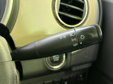 ウインカーレバーは、使いやすい位置に配置されており、安全な車線変更をサポートします。運転中の視認性も考慮した設計です。