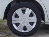 【ホイールキャップ】車に良く似合う純正ホイールキャップが装備されています。ノーマルタイヤ、スタッドレスタイヤもスズキ自販島根にお任せください。