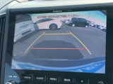 後方の様子を画面で確認できるため、駐車時の周囲確認をサポートします。目安となるガイド表示もあり、車庫入れや駐車場での操作に役立つ装備です。