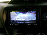 バックモニター付。車両後方の映像をナビ画面に表示し、駐車などの後退操作をサポートします。