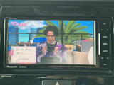 画面にはテレビ番組が表示され、停車中に映像を視聴できます。画面上で番組を楽しめる装備があることで、休憩時間の過ごし方にも選択肢が広がり、待ち時間に便利です。