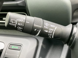 雨天時でもクリアな視界を確保できるワイパーレバー。運転中の安全性を高めます。
