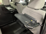 【格納式シートバックテーブル(運転席/助手席)】 物が落ちにくいふち高テーブルはタブレットが立てかけられ、お子さま用のマグカップや500mlの紙パックが入るカップホルダーも備えています。