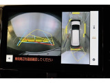 車両を上から見たような映像表示するパノラミックビューモニター付き!