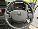 握る部分が大きく、運転席から自然に手を添えやすい形状です。メーターや周辺の操作部にも目を配りやすい位置にあり、毎日の運転を身近に感じていただけます。