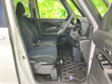 前席は運転席と助手席が並び、座面や背もたれの形状が確認できます。ドアを開けた際の乗り降りもしやすく、前席に座る方が過ごす空間をイメージしやすい室内です。