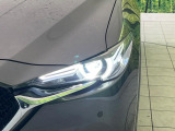 【LEDヘッドライト】悪天候や夜間走行時も良好な視界を確保し安心して運転できる高輝度LEDヘッドライトを装備!点灯速度が早く、消費電力も抑えられています。