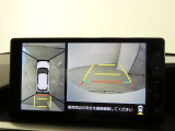 パノラミックビューモニターを装備。クルマを真上から見るように周囲を確認できます。
