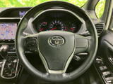 ステアリングにはボタン類がまとまり、運転姿勢を保ったまま各種機能へアクセスしやすい構成です。メーターや画面との位置関係も自然で、毎日の運転で扱いやすさを感じられます。