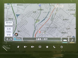 周辺の道路や現在地を地図上で確認でき、縮尺や表示内容も画面から選べます。目的地までの位置関係を把握しやすく、初めて訪れる場所への移動にも役立つ見やすい表示です。