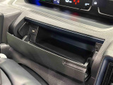 小物が収納できる運転席側インパネアッパーボックス。 ボックス内にはUSBソケットが一口。
