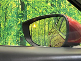 【ブラインドスポットモニタリング】走行中、ドアミラーの死角になりやすい箇所に後続車が接近するとサイドミラー付近に警告を表示、ドライバーに注意喚起をしてくれます。