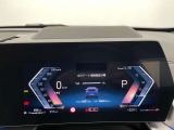 スタイリッシュなデザインのメーターパネルです。速度のみならず、燃料の残量、走行距離など多機能でとっても見やすいパネルになっております。