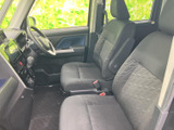 前席からはフロントガラスやサイドウインドウ越しに周囲を見渡せ、運転席と助手席が並ぶ空間です。柄入りのシートと落ち着いた内装色が調和し、毎日の移動にもなじみます。