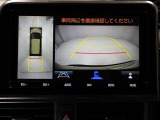 パノラミックビューモニターを装備。駐車場や交差点でクルマを真上から見るように周囲を確認できます。機能の詳細は販売店スタッフまでおたずねください。