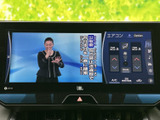 テレビ映像を画面に表示でき、停車中の休憩時間などに番組を視聴できます。エアコンの設定表示も並んでおり、停車中に必要な車内情報を確認しながら、映像を楽しめる装備です。