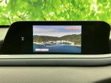 画面でテレビ映像を楽しめる装備です。停車中の待ち時間にも番組を視聴でき、車内で過ごす時間をより快適に演出します。操作画面から映像を確認できるのも便利です。