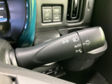 レバーに表示されたマークから機能を確認しやすく、運転席から手元で操作できる配置です。周辺には関連スイッチもまとまり、走行中に必要な操作を把握しやすい実用的な装備です。