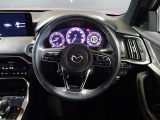 【運転席インテリアデザイン】左右対称のインテリアデザインでドライバーを包み込み運転に集中できるように設計されています。