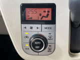 【オートエアコン】一度お好みの温度に設定すれば、車内の温度を検知し風量や温度を自動で調整。暑い&hellip;寒い&hellip;と何度もスイッチ操作をする必要はありません。快適な車内空間には必須の機能ですね♪
