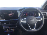 マルチファンクションステアリングを装備。運転中によく使用する各種機能を手元から操作できます。