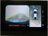 【パノラマモニター】に搭載した4つのカメラにより、車を真上から見ているような映像を表示。運転席から確認しにくい車両周囲の状況を把握できます。