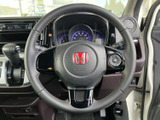 ステアリングには手元で扱えるスイッチが備わり、運転姿勢を大きく変えずに操作しやすい配置です。メーターや周辺表示も見渡しやすく、日常の運転を快適に支えます。