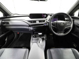 上質で落ち着いた印象のインパネ。視界も広々で運転しやすいです。