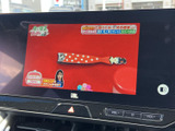 停車中には、番組や動画を楽しむことができます。長距離移動も退屈しません。家族や友人と一緒に楽しめます。