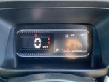 速度やシフト位置、燃料残量などをひと目で確認できる表示部を備え、運転中に必要な情報を把握しやすいレイアウトです。日々の移動でも見やすく、確認しやすい設計です。