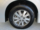日産純正のアルミホイールが装着されてます。ボディデザインとマッチしておりカッコイイですね。