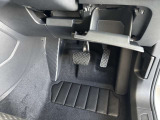 ステアリング右下にも小物収納を装備。カード類など、ちょっとした物を収納する際に便利です。