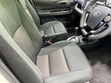 前席はシート形状に沿って身体を預けやすく、落ち着いた色合いで車内もすっきり。運転席まわりを見渡しやすく、助手席の方との会話も楽しみやすい空間です。