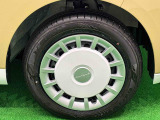 キュートな2トーンカラードフルホイールキャップ 安心のフロントベンチレーティドディスクブレーキ。