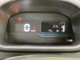 速度や燃料残量などの表示がひと目で確認しやすく、運転中に必要な情報を把握しやすい構成です。距離や外気温も表示され、日々の移動をサポートします。