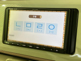 停車中にテレビ映像を視聴できるモニターを装備しています。画面表示は見やすく、休憩中など車を停めて過ごす時間にも活用いただけます。