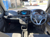 運転席から前方を見渡しやすい視界が広がり、メーターや画面も自然に目に入る配置です。前席は身体を預けやすい形状で、落ち着いた色合いの室内が毎日の移動を快適に支えます。