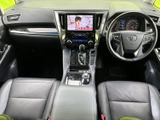 運転席と助手席が並ぶ前席は、ゆとりある着座スペースとすっきりした視界が魅力です。操作部が中央にまとまり、乗り込んだ際も室内全体を見渡しやすく、落ち着いて過ごせます。