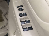 【パワーウィンドウ集中スイッチ】運転席のパワーウィンドスイッチ位置には運転以外の窓の開閉・ロック機能も付いています