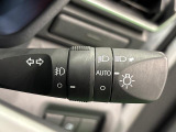周りの明るさに応じて点灯するオートライト。ワンタッチターンシグナル機能付き方向指示器になっています。レバーはターン位置で固定されず、手を離すと元の位置に戻ります。