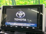 【メーカー純正ナビ】インテリアに溶け込むスタイリッシュな「専用設計」メーカーナビを装備♪視認性や操作性など基本性能にも優れ、より上質なカーライフをお楽しみいただけます。