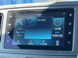 画面には時計や車両情報、各種設定のアイコンがまとまり、必要な項目を確認しやすい構成です。音声をオフにした状態も表示され、日常の確認や設定変更に役立ちます。