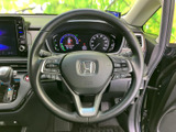 ステアリングには各種スイッチがまとまり、運転姿勢を保ちながら手元で確認できます。メーターも正面に配置され、必要な情報を見渡しやすく、日々の運転を快適に支えます。
