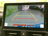 後方の様子を画面で確認でき、駐車時や車庫入れの際に周囲を把握する助けになります。目安となるガイド線も表示されるため、車両の向きを確認しながら操作できます。
