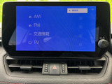 高精細なディスプレイが、ドライブ中のエンターテインメントをさらに楽しめます。AM/FMラジオに加え、様々な機能を搭載し、快適なドライブをサポート。