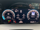 【Digital Cockpit Pro】基本の速度計とタコメーターの表示に加え、中央にドライビングデータやアシストシステムの設定状況などを少ない視線移動で視認できます。