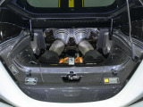 新開発の2.9L V6ターボエンジンにモーターを組み合わせ、システム総合出力830cvの優れたパワーを誇ります。