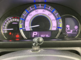 視認性の高いメーター類が、運転に必要な情報を的確に伝えます。速度や回転数、燃料残量などを一目で確認でき、安全運転をサポートします。