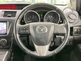 インテリアに合わせたデザインのステアリングは、運転される方のことも考え、運転しやすい形状、大きさです。是非一度、実際に触ってお確かめください。