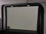 後席にお乗りの方が眩しくないように日差しを軽減する格納式リヤドアサンシェードが付いてます